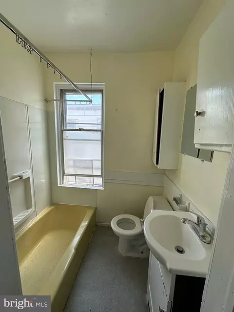Bath - 663 Gordon St, Reading, PA 19601 photo 1 of 1