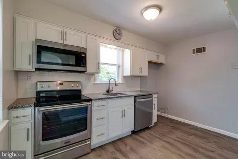 Entry Way - 941 High Blvd, Reading, PA 19607 photo 3 of 4
