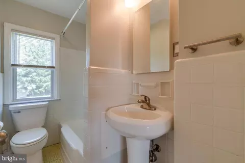 Bath - 941 High Blvd, Reading, PA 19607 photo 1 of 1