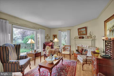 Living - 31 Devon Dr, Reading, PA 19606 photo 2 of 5