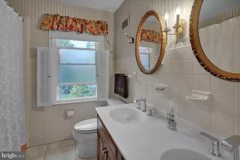 Bath - 31 Devon Dr, Reading, PA 19606 photo 3 of 4