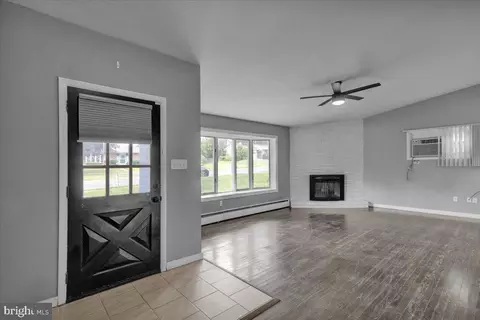 Living - 104 Oberlin Ave, Reading, PA 19608 photo 2 of 8