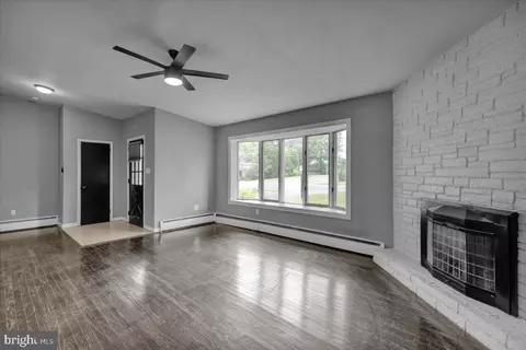 Living - 104 Oberlin Ave, Reading, PA 19608 photo 6 of 8