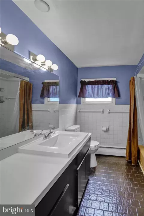 Bath - 104 Oberlin Ave, Reading, PA 19608 photo 1 of 3