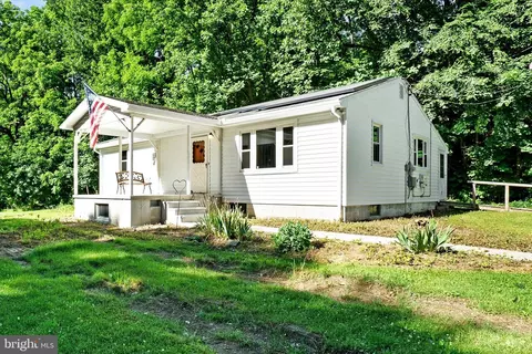 76 Blue Rocks Rd, Lenhartsville, PA 19534