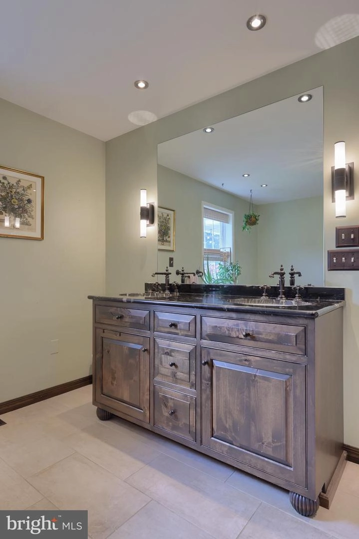 Bath - 526 Freemansville Rd, Reading, PA 19607 photo 2 of 4