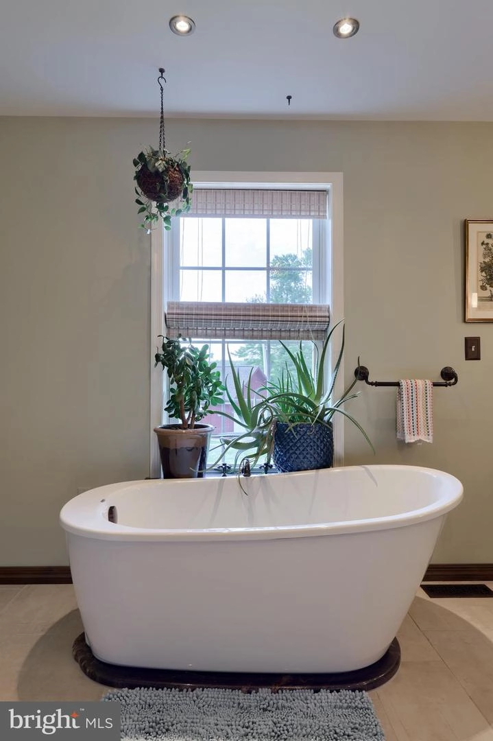 Bath - 526 Freemansville Rd, Reading, PA 19607 photo 4 of 4