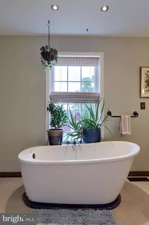 Bath - 526 Freemansville Rd, Reading, PA 19607 photo 4 of 4