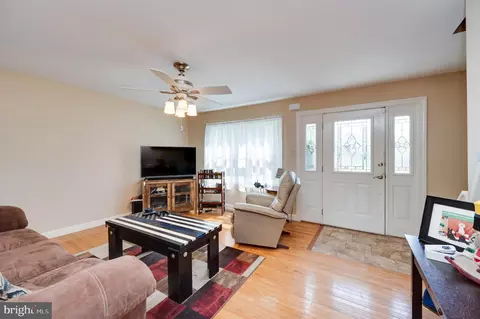 Entry Way - 225 Bartlett St, Reading, PA 19611 photo 2 of 3
