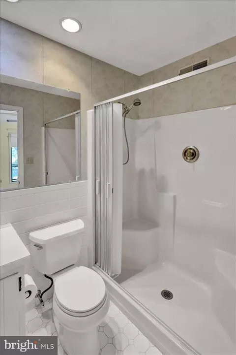 Bath - 180 Oakmont Ct, Reading, PA 19607 photo 4 of 5