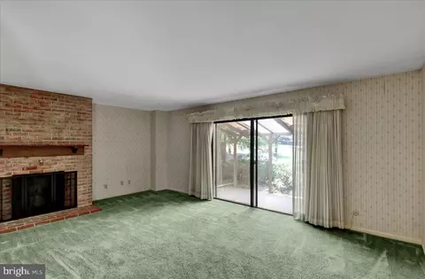 Living - 180 Oakmont Ct, Reading, PA 19607 photo 2 of 4