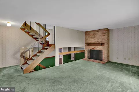 Living - 180 Oakmont Ct, Reading, PA 19607 photo 3 of 4