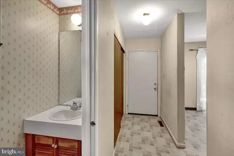 Entry Way - 180 Oakmont Ct, Reading, PA 19607 photo 1 of 4