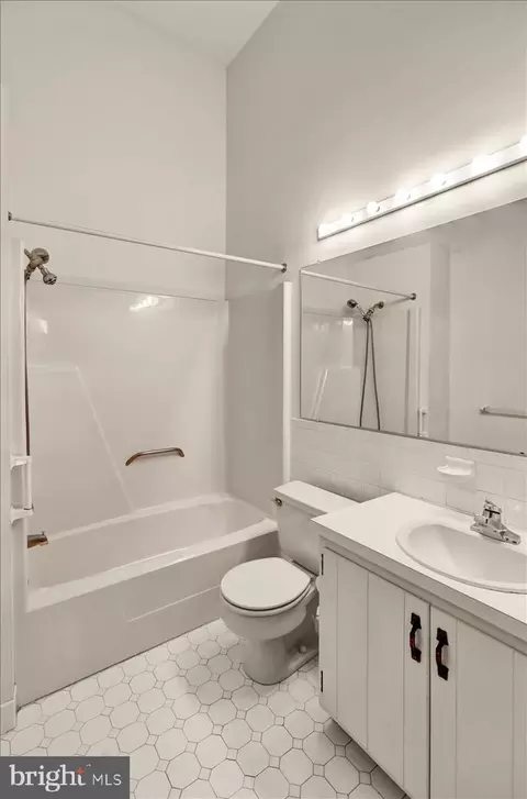 Bath - 180 Oakmont Ct, Reading, PA 19607 photo 3 of 5