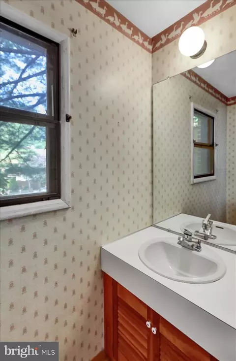 Bath - 180 Oakmont Ct, Reading, PA 19607 photo 1 of 5