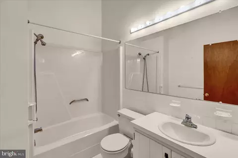 Bath - 180 Oakmont Ct, Reading, PA 19607 photo 2 of 5