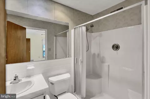 Bath - 180 Oakmont Ct, Reading, PA 19607 photo 5 of 5