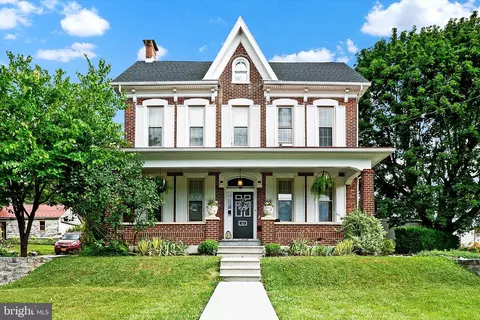 61 Centre Ave, Topton, PA 19562