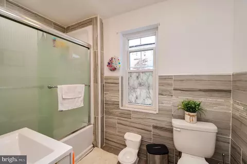Bath - 551 N Front St, Reading, PA 19601 photo 3 of 4