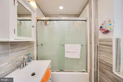 Bath - 551 N Front St, Reading, PA 19601 photo 4 of 4