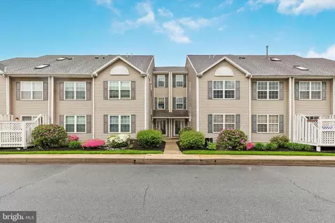 6 Horseshoe Dr, Douglassville, PA 19518