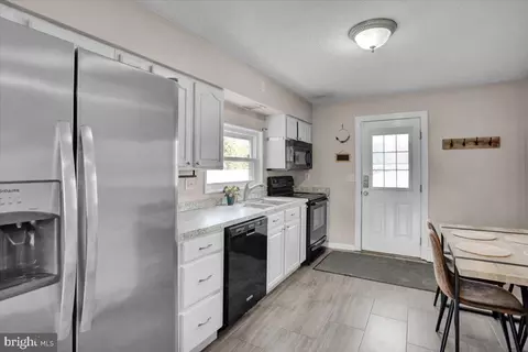 Entry Way - 523 Frontier Ave, Reading, PA 19601 photo 1 of 2