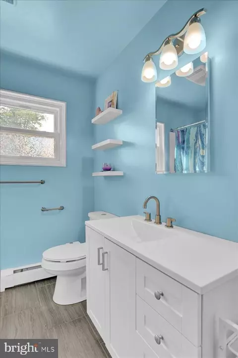 Bath - 523 Frontier Ave, Reading, PA 19601 photo 2 of 4