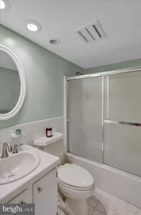 Bath - 16 A Fairway Rd, Reading, PA 19607 photo 3 of 3