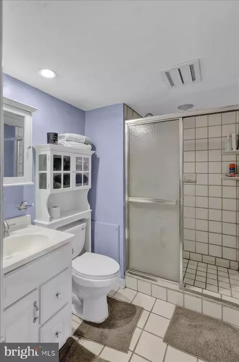 Bath - 16 A Fairway Rd, Reading, PA 19607 photo 1 of 3