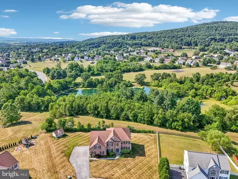 103 Farm View Ct, Douglassville, PA 19518