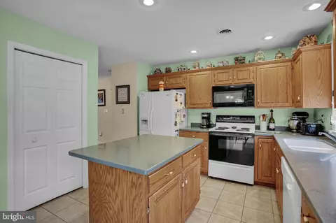 154 N Cacoosing Dr, Reading, PA 19608 photo 11
