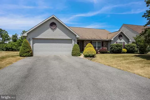 154 N Cacoosing Dr, Reading, PA 19608 photo 2
