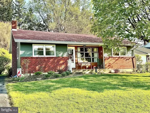 674 College Garden Dr, Kutztown, PA 19530