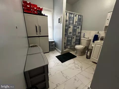 Bath - 237 Pear St, Reading, PA 19601 photo 3 of 10