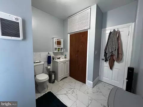 Bath - 237 Pear St, Reading, PA 19601 photo 4 of 10