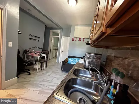 Entry Way - 237 Pear St, Reading, PA 19601 photo 8 of 14