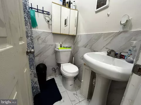 Bath - 237 Pear St, Reading, PA 19601 photo 1 of 10