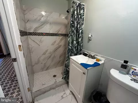Bath - 237 Pear St, Reading, PA 19601 photo 10 of 10