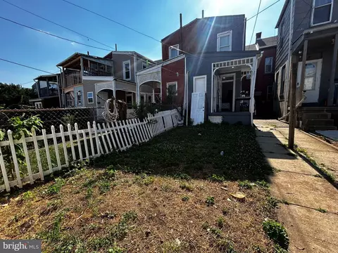 Exterior - 237 Pear St, Reading, PA 19601 photo 4 of 5