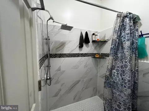 Bath - 237 Pear St, Reading, PA 19601 photo 2 of 10