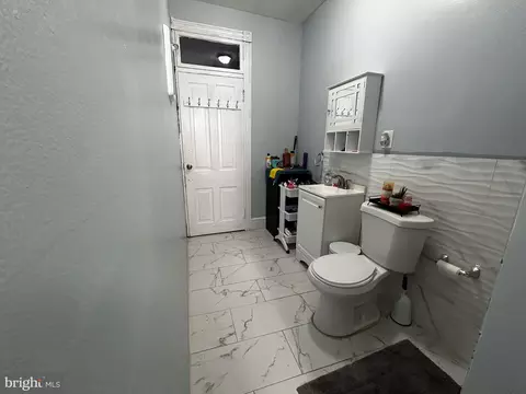 Bath - 237 Pear St, Reading, PA 19601 photo 9 of 10
