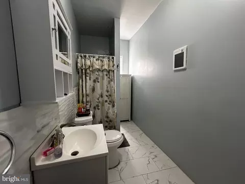 Bath - 237 Pear St, Reading, PA 19601 photo 7 of 10