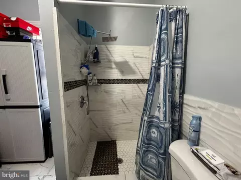 Bath - 237 Pear St, Reading, PA 19601 photo 5 of 10