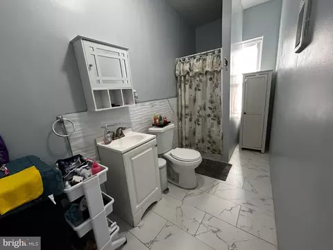 Bath - 237 Pear St, Reading, PA 19601 photo 6 of 10