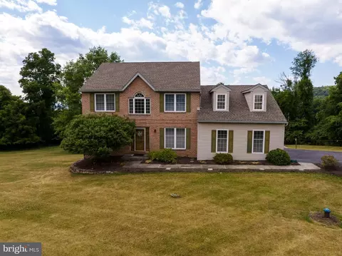 28 Meadow Ridge Rd, Temple, PA 19560