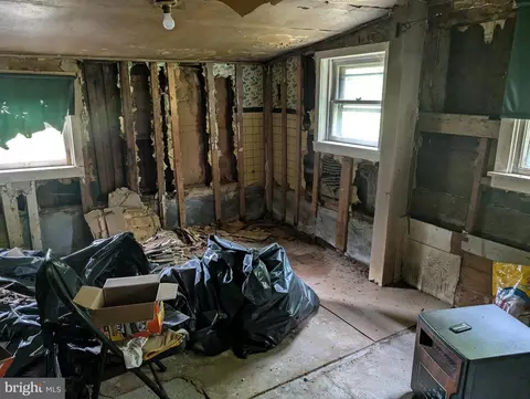 Entry Way - 522 Buzzard Rd, Reading, PA 19608 photo 2 of 4