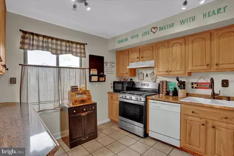 Kitchen - 24 2 Heather Hts, Reading, PA 19606 photo 2 of 3