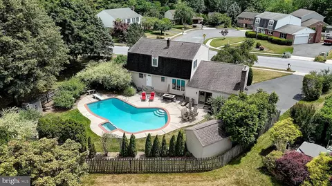 8 Thornbury Rd, Reading, PA 19606