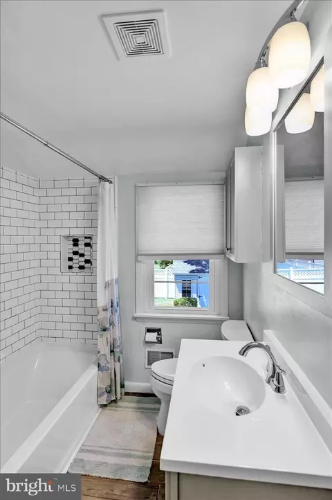 Bath - 111 Tasker Ave, Reading, PA 19607 photo 2 of 3