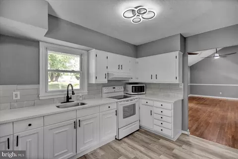 Kitchen - 109 Radcliffe Ave, Reading, PA 19609 photo 2 of 2